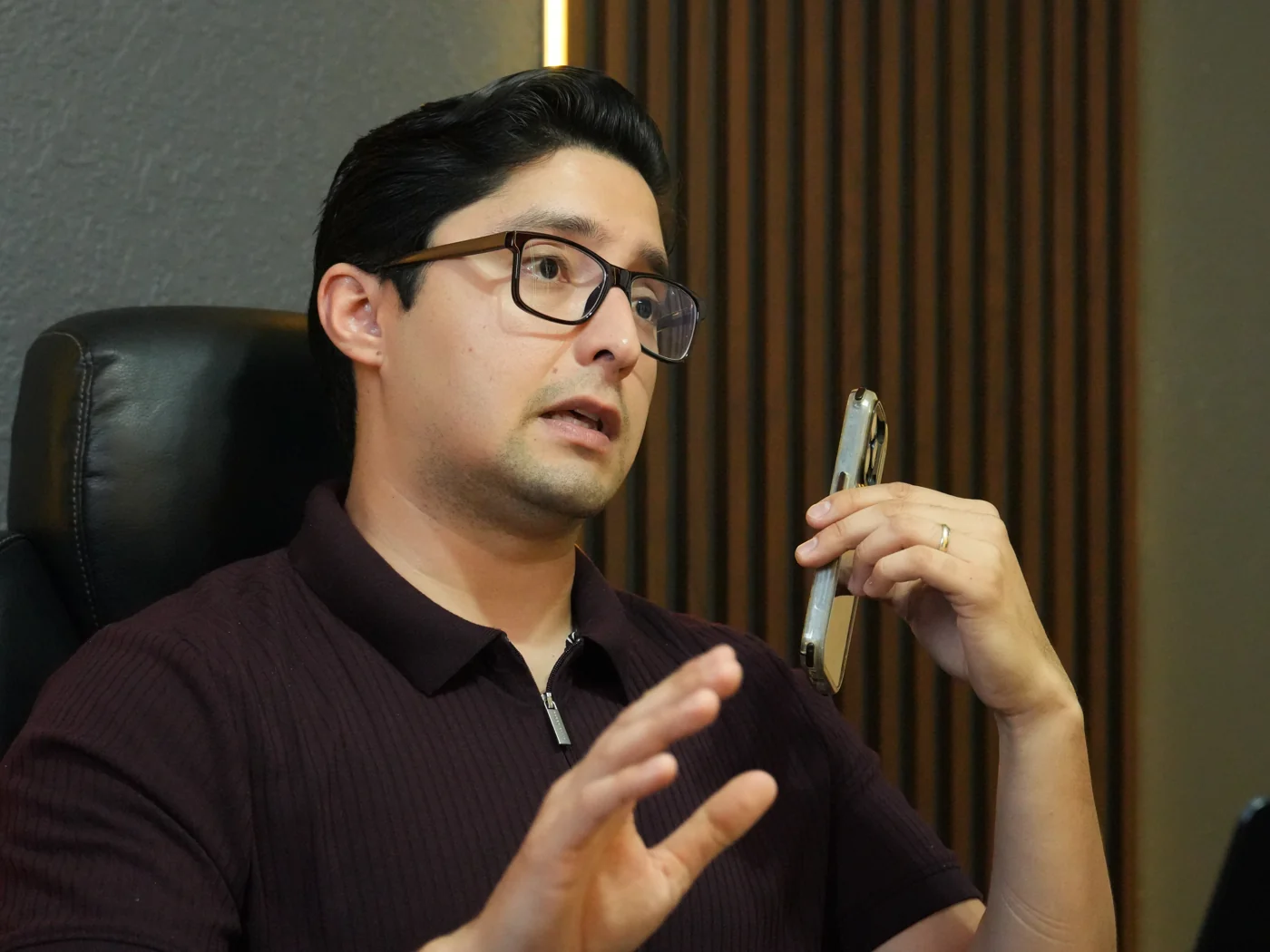 Josué Melero conversando con el teléfono en la mano